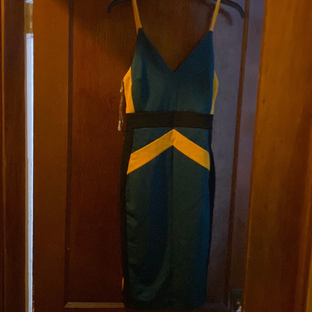 I’m selling 🇯🇲Green/Black/Yellow Dress it’s very comfortable.